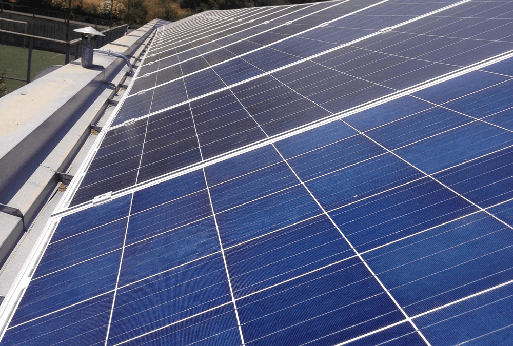 La energía solar entra a la sala de clases